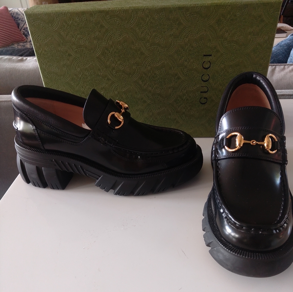 Gucci loafers with horse bit worn 1x: leather upper rubber sole/black/39
